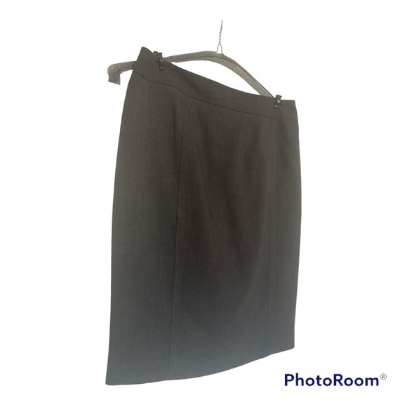 LOFT Dresses & Skirts - Ann Taylor Loft pencil skirt gray size 2